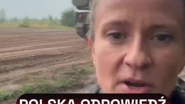 Польская журналистка сняла колонну САУ польской армии, выдвинувшихся к границе с Белоруссией