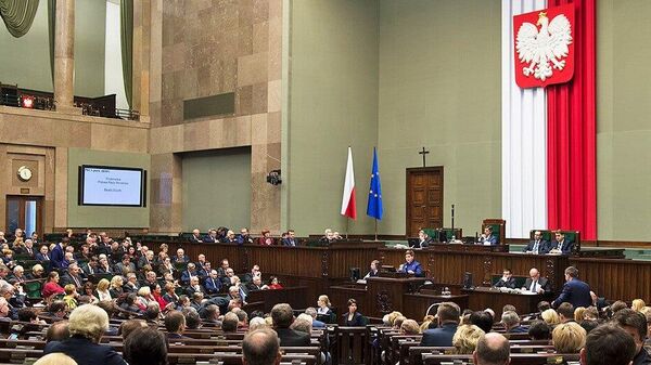 В Польше ужесточили правила выплат помощи 800+ украинским беженцам — пособие будут получать только работающие