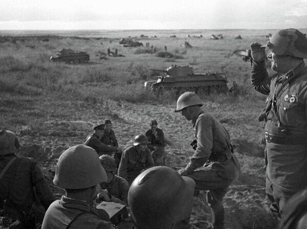 Командиры РККА у танков БТ-7 11-й танковой бригады на горе Баин-Цаган на Халхин-Голе перед атакой. Крайний справа — командир 36-й мотострелковой дивизии комбриг Даниил Петров