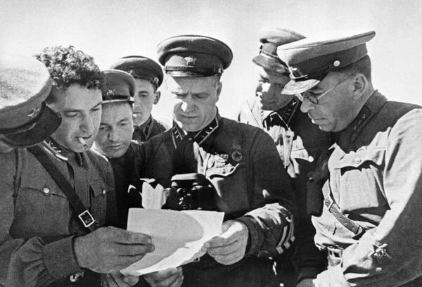 Советские командиры на Халхин-Голе: второй слева замначальника ВВС РККА Яков Смушкевич, в центре - Георгий Жуков, первый справа - член военного совета фронтовой группы Николай Бирюков, второй справа - начальник артиллерийского управления РККА Николай Воронов