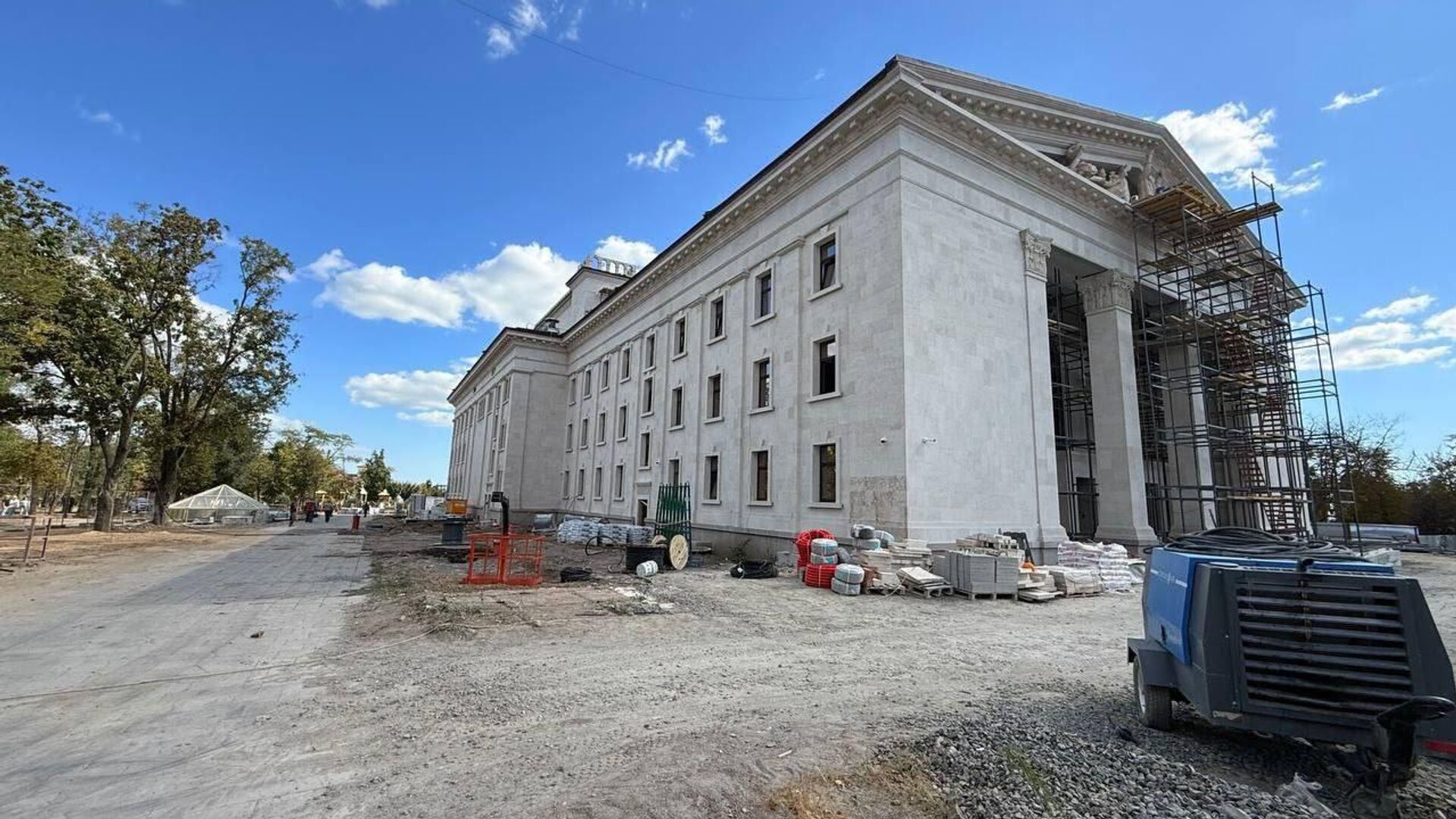 В Мариуполе продолжается восстановление драмтеатра В Мариуполе продолжается восстановление драмтеатра - РИА Новости, 1920, 14.09.2025