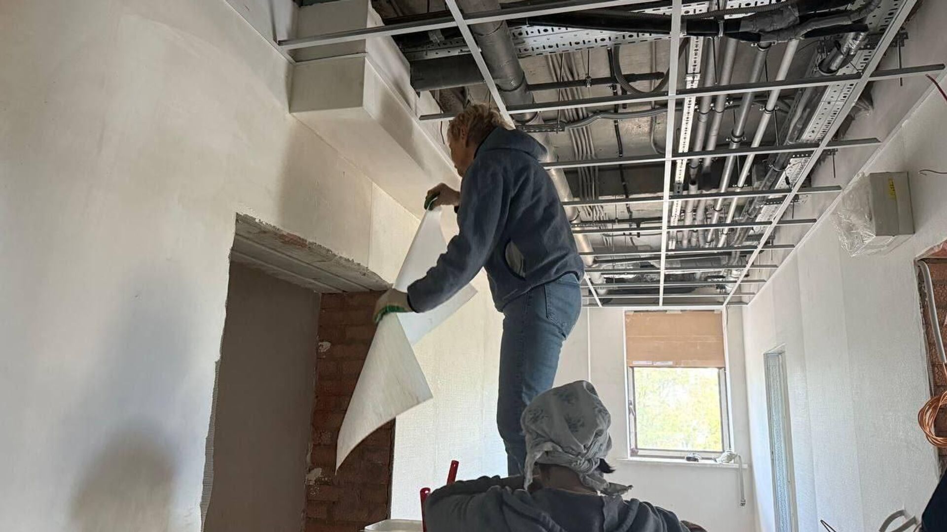 В Мариуполе продолжается восстановление драмтеатра В Мариуполе продолжается восстановление драмтеатра - РИА Новости, 1920, 15.09.2025