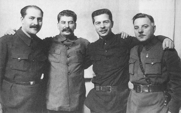 Лазарь Каганович, Иосиф Сталин, Павел Постышев, Клим Ворошилов (слева направо) на XVII съезде ВКП(б) в январь 1934 года Лазарь Каганович, Иосиф Сталин, Павел Постышев, Клим Ворошилов (слева направо) на XVII съезде ВКП(б) в январь 1934 года