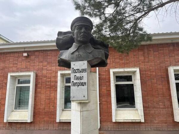 Памятник Павлу Постышеву в Хабаровске