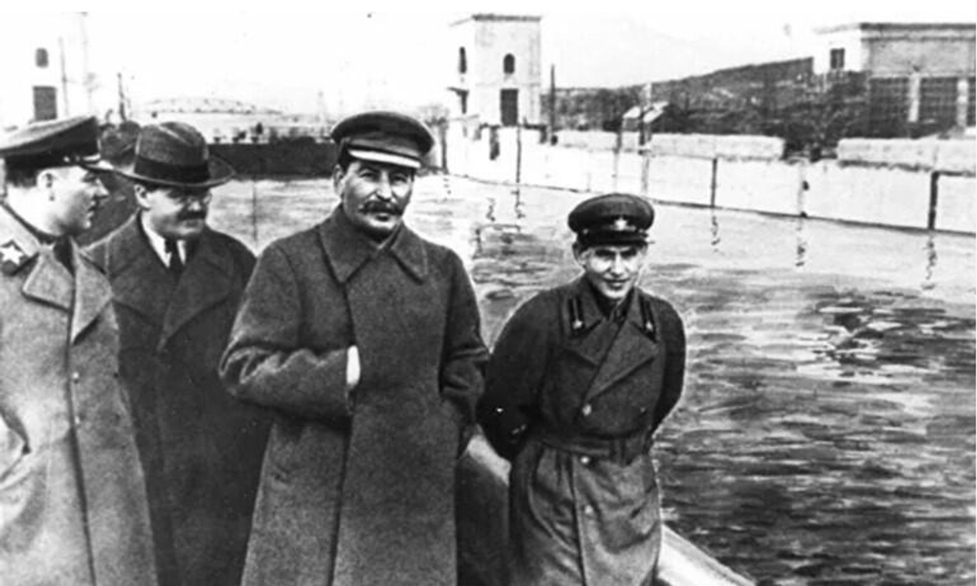 Клим Ворошилов, Вячеслав Молотов, Иосиф Сталин и Николай Ежов на строительстве канала Москва-Волга, 22 апреля 1937 года Клим Ворошилов, Вячеслав Молотов, Иосиф Сталин и Николай Ежов на строительстве канала Москва-Волга, 22 апреля 1937 года - РИА Новости, 1920, 19.08.2026
