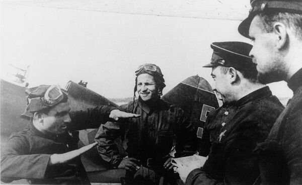 Пётр Бринько (слева) рассказывает товарищам об успешно проведённом воздушном бое