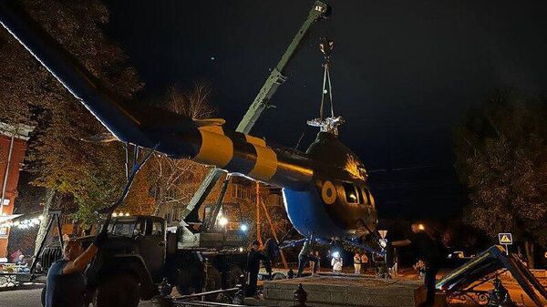 В Полтаве на месте демонтированного памятника Петру I установили вертолет