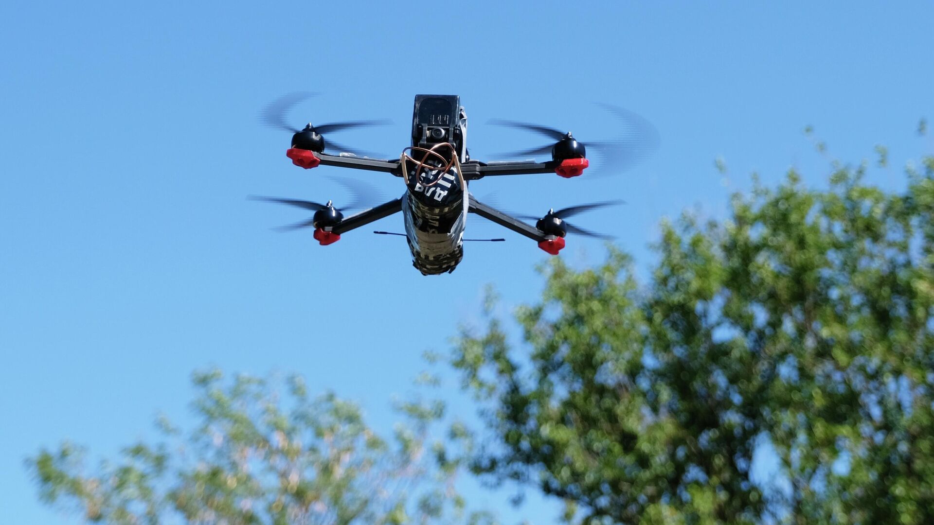 Боевая работа расчета FPV-дронов на Запорожском направлении - РИА Новости, 1920, 04.10.2025