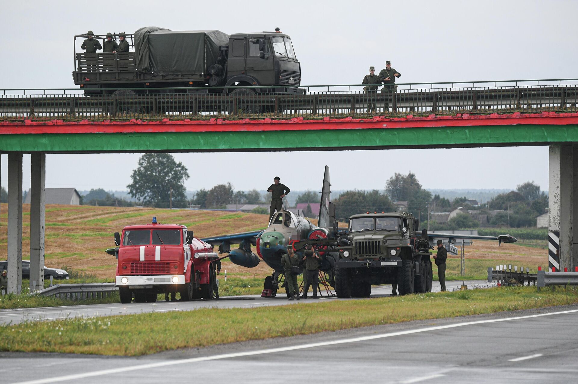 Отработка взлета и посадки военной авиации Белоруссии на шоссе в рамках учений Запад-2025 - РИА Новости, 1920, 19.09.2025