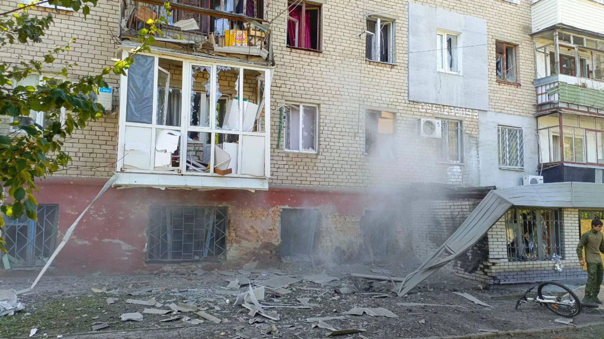 ВСУ обстреляли многоквартирный дом в Запорожской области, известно о 10 пострадавших, 3 в крайне тяжелом состоянии, сообщил глава региона Балицкий - РИА Новости, 1920, 21.09.2025