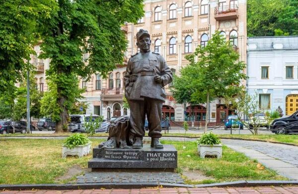 Украинский актёр Гнат Юра в образе Швейка. Памятник в Киеве