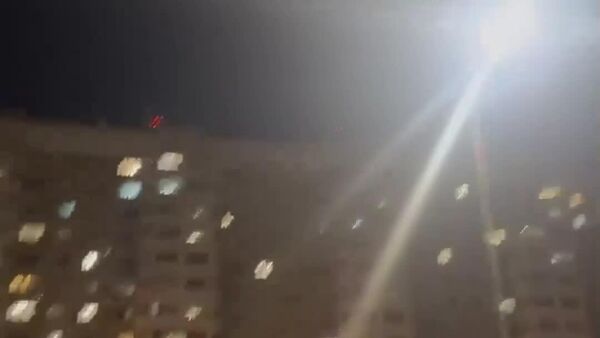 Появились кадры пролёта самолёта над одним из районов в Новой Москве на бреющем полёте - предположительно, во время атаки украинских беспилотников