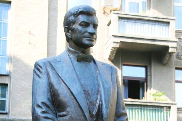 Памятник Анатолию Соловьяненко в Киеве