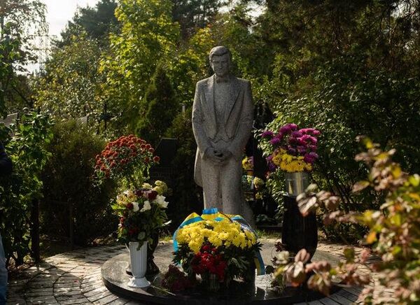 Памятник Анатолию Соловьяненко в Козине Киевской области