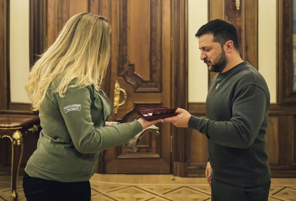 Зеленский вручает Цыбух орден За заслуги