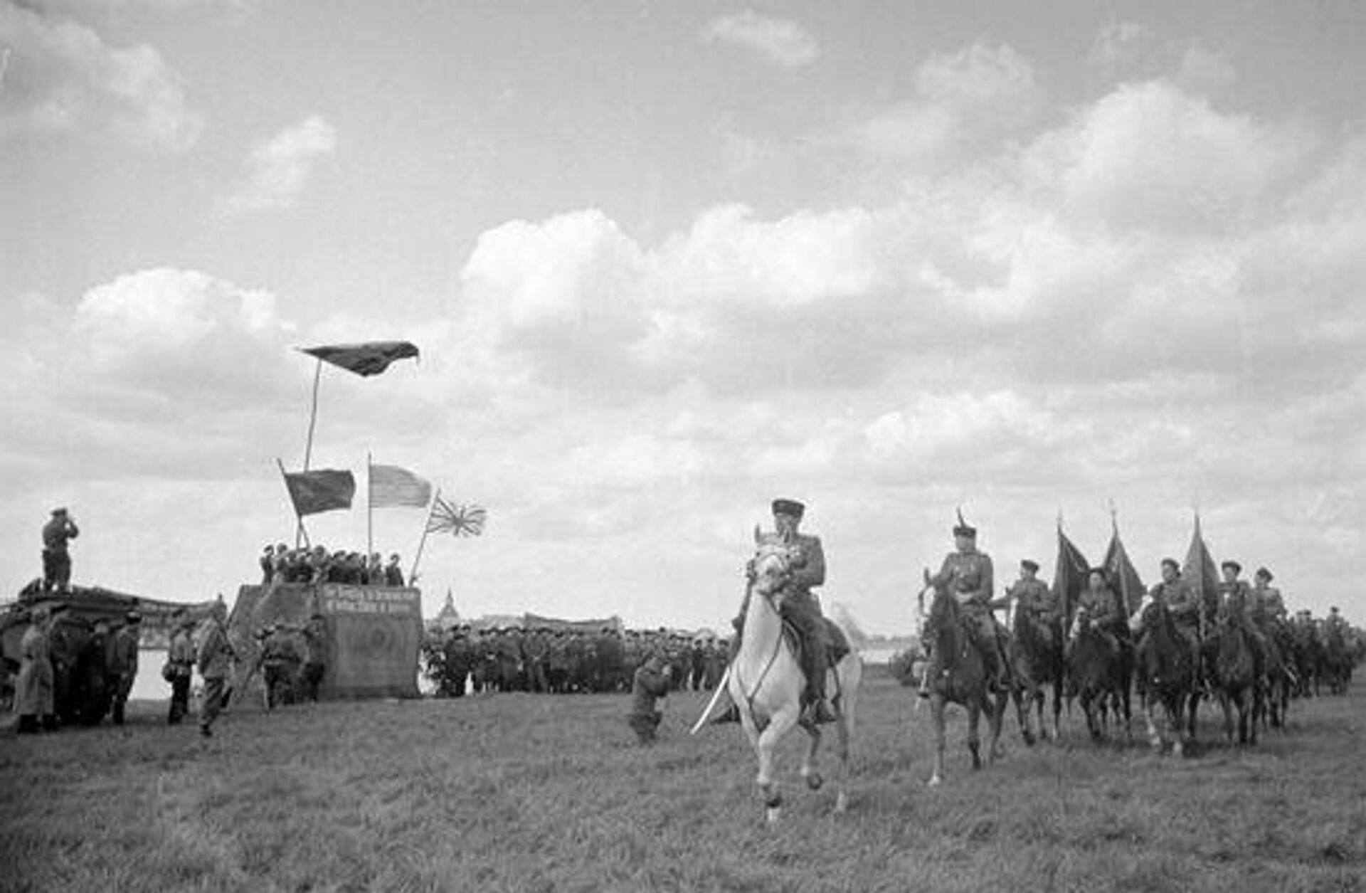 Казаки 3-го гв. кавкорпуса Николая Осликовского на параде в честь встречи на Эльбе, май 1945 года - РИА Новости, 1920, 25.09.2025