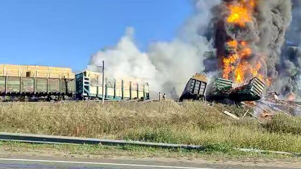 Поезд столкнулся  с грузовиком в Смоленской области