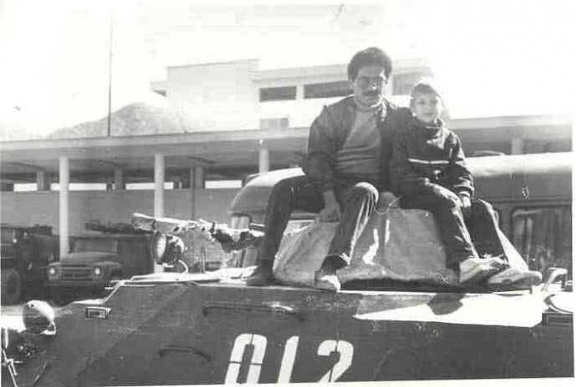 Андрей Ермак с отцом в Афганистане на советском танке - РИА Новости, 1920, 27.09.2025