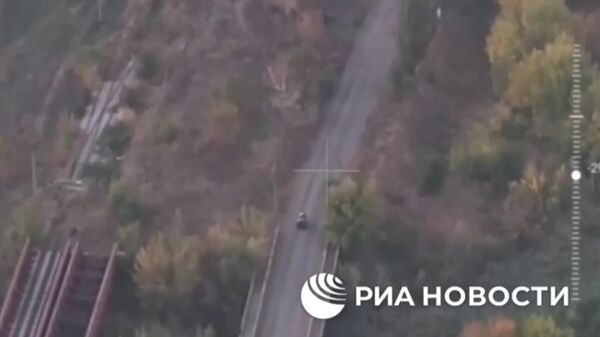 Операторы FPV-дронов 6-й мотострелковой дивизии Южной группировки войск уничтожили боевую машину пехоты и квадроцикл с живой силой противника на краматорско-дружковском направлении, сообщили в Минобороны России