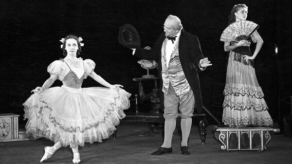 Ольга Лепешинская (слева) в сцене из балета Л. Делиба Коппелия, 1957 год