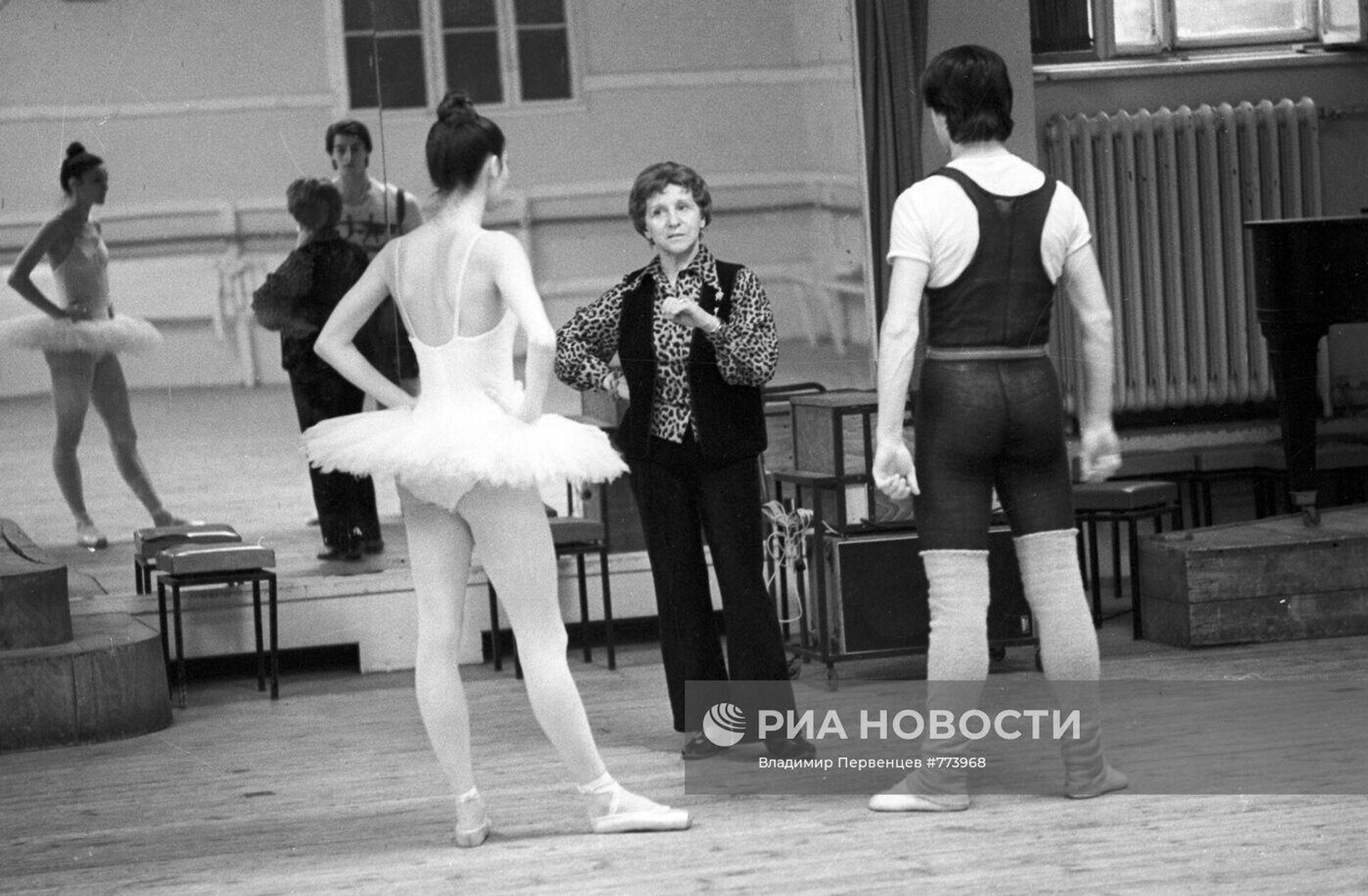 Ольга Лепешинская с воспитанниками. Будапешт, 1979 год - РИА Новости, 1920, 27.09.2025