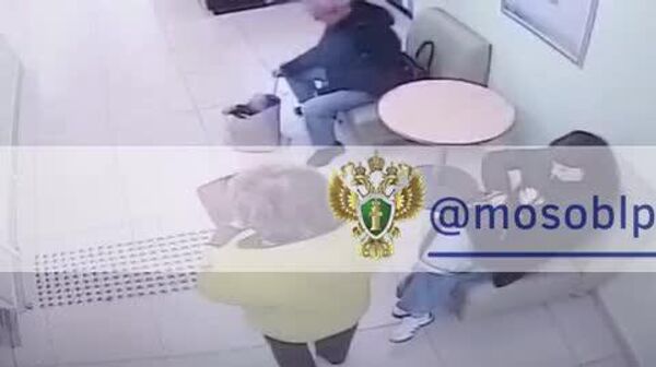 Полиция задержала в Подольске 74-летнего мужчину за поджог пиротехники в отделении финансово-кредитной организации и 73-летнюю женщину, снимавшую всё на телефон, сообщили в МВД