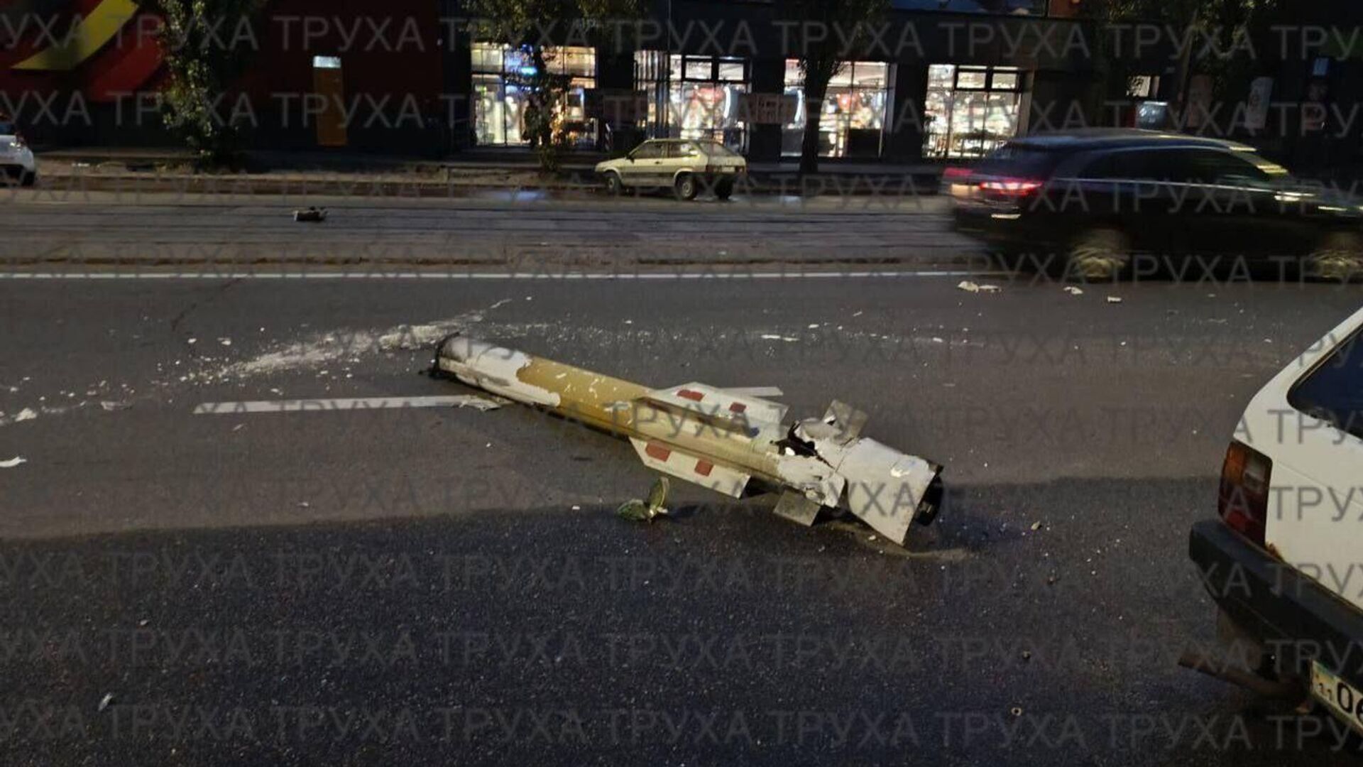 Обломки ракет вражеских систем ПВО лежат посреди улиц Киева - РИА Новости, 1920, 28.09.2025