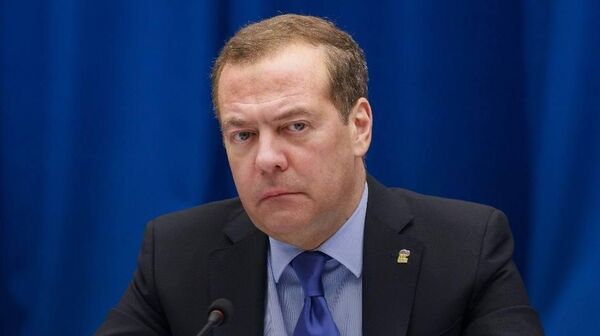 Войны РФ с Европой быть не должно, но нужно быть начеку, заявил Медведев: