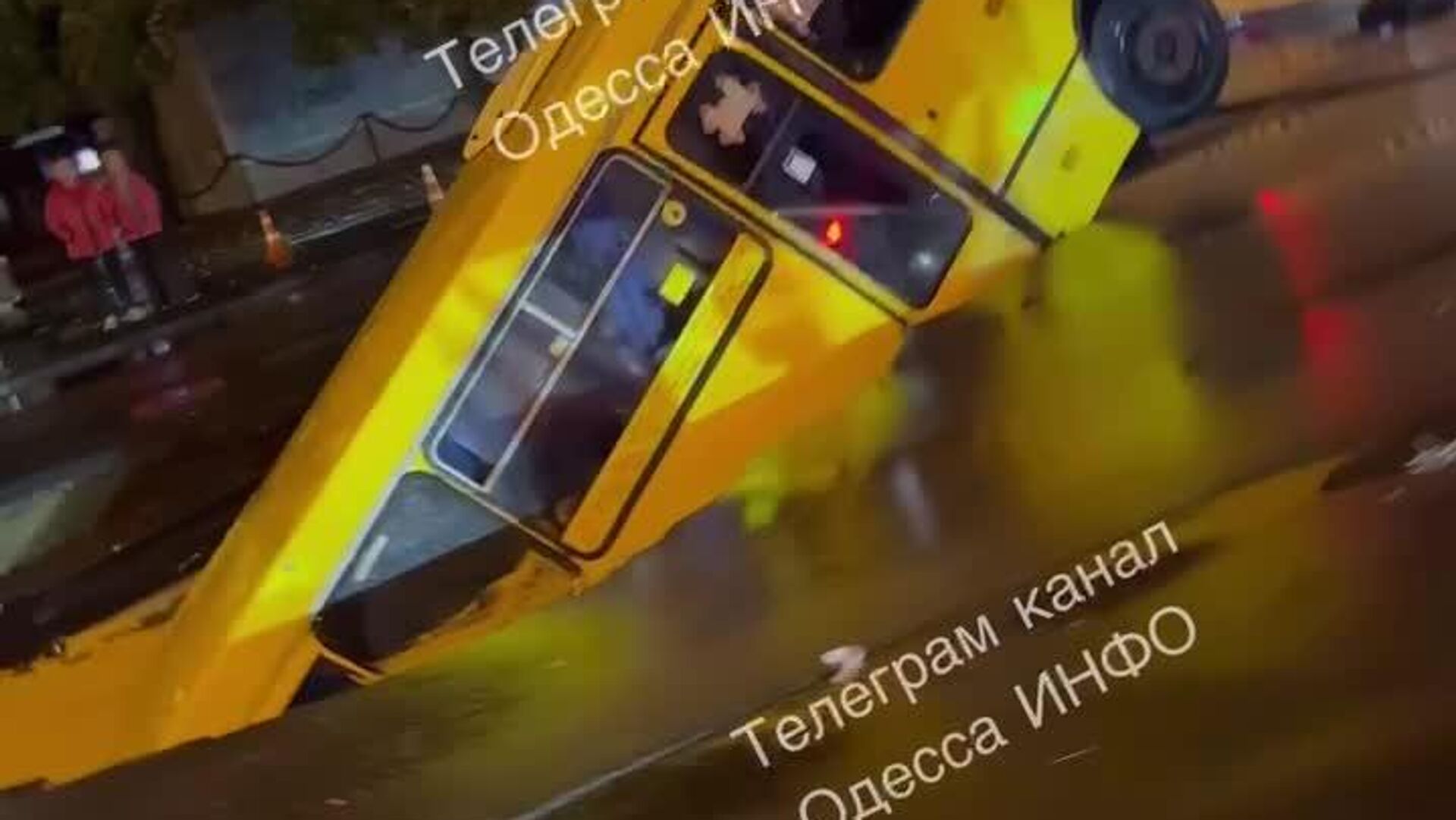 В Одессе под землю провалились легковушка и маршрутка, также потоками воды унесло людей - РИА Новости, 1920, 01.10.2025