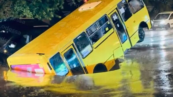 В Одессе под землю провалились легковушка и маршрутка, также потоками воды унесло людей