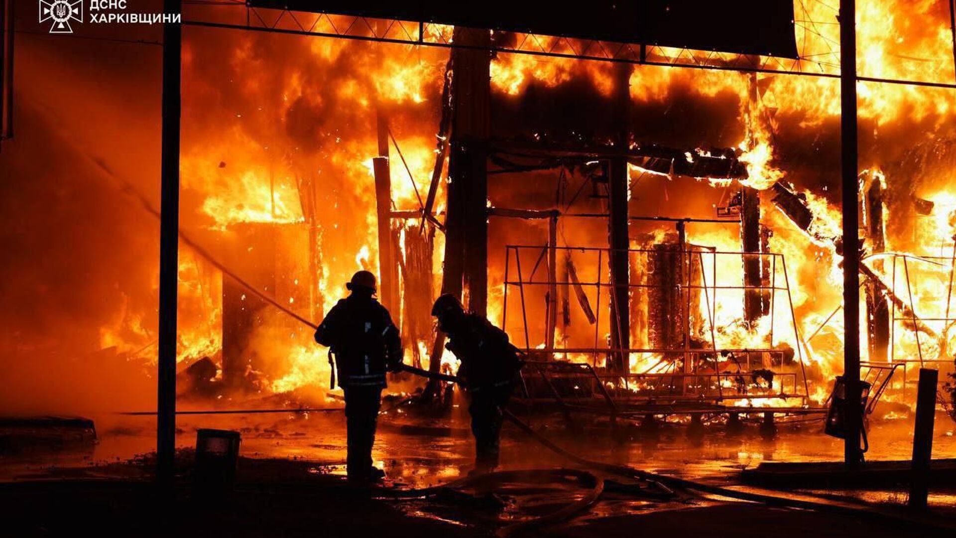 В Харькове этой ночью был нанесен очередной удар по территории рынка «Барабашово», возник сильный пожар - РИА Новости, 1920, 01.10.2025