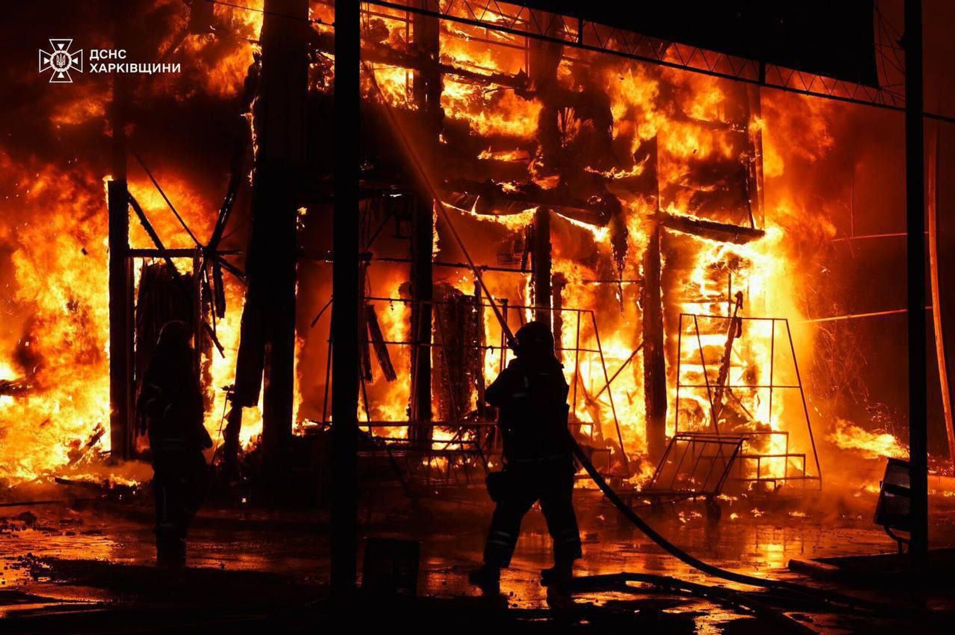 В Харькове этой ночью был нанесен очередной удар по территории рынка «Барабашово», возник сильный пожар - РИА Новости, 1920, 01.10.2025