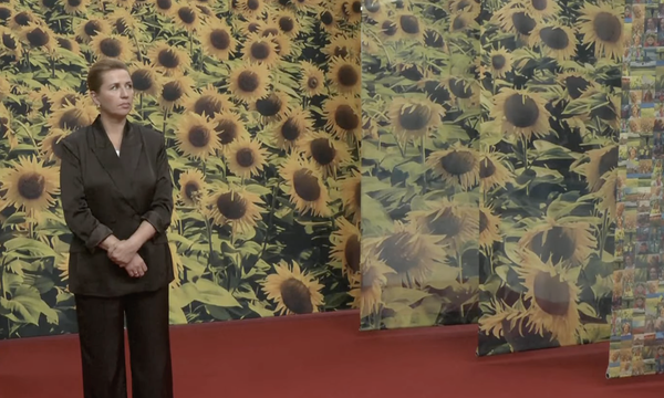 © скриншот / Мете Фредериксен в подсолнухах на саммите Европейского политического сообщества 2 октября 2025 года в Копенгагене Саммит в Дании: Зеленский учит Европу безопасности, а Санду – честным выборам