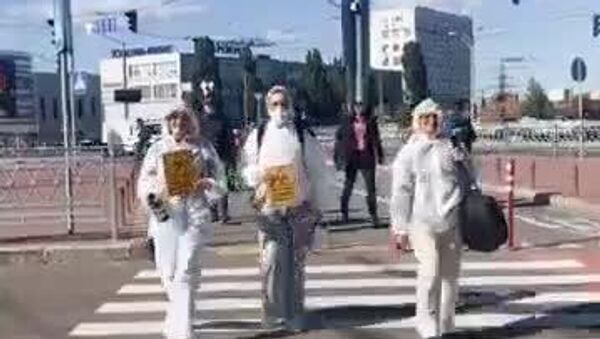 «Бандеровские хунвейбины» атаковали книжный рынок в Киеве в поисках русскоязычных книг