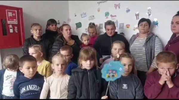 В селе Святовасильевка Днепропетровской области первоклашки и их родители просят выпустить из ТЦК «незаконно мобилизованного» учителя