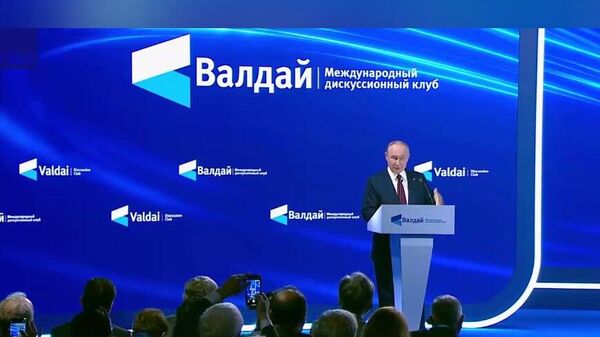Президент РФ Владимир Путин участвует в пленарном заседании XXII ежегодной встречи Международного дискуссионного клуба Валдай