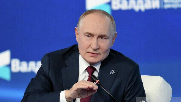 Евросоюз является мощным цивилизационным центром, но затухающим, заявил Путин