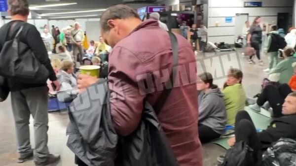 В аэропорту Сочи проведена эвакуация, пассажиры ожидают возобновления работы аэропорта на первом этаже