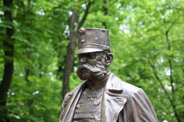 Памятник императору Францу-Иосифу в Черновцах