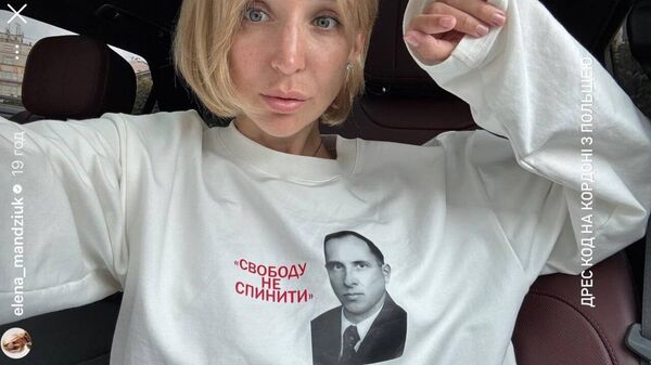 Украинская нацистская блогер Мандзюк поехала в Польщу в худи с изображением Бандеры Украинская нацистская блогер Мандзюк поехала в Польщу в худи с изображением Бандеры