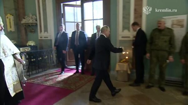 Путин в свой день рождения посетил Санкт-Петербург и провел совещание с военными, ему доложили об обстановке на фронтах, сообщил Песков