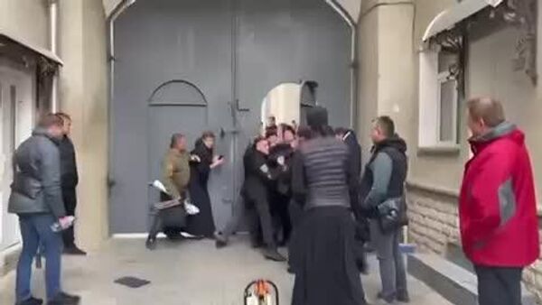 В Почаевской лавре неизвестные люди попытались захватить Экономический корпус обители