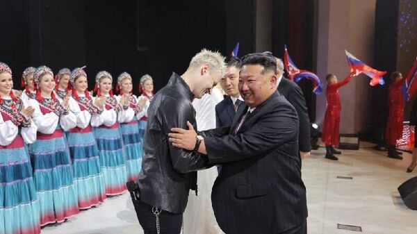 Ким Чен Ын посетил концерт российских деятелей искусства в Пхеньяне и лично поблагодарил их, передает ЦТАК