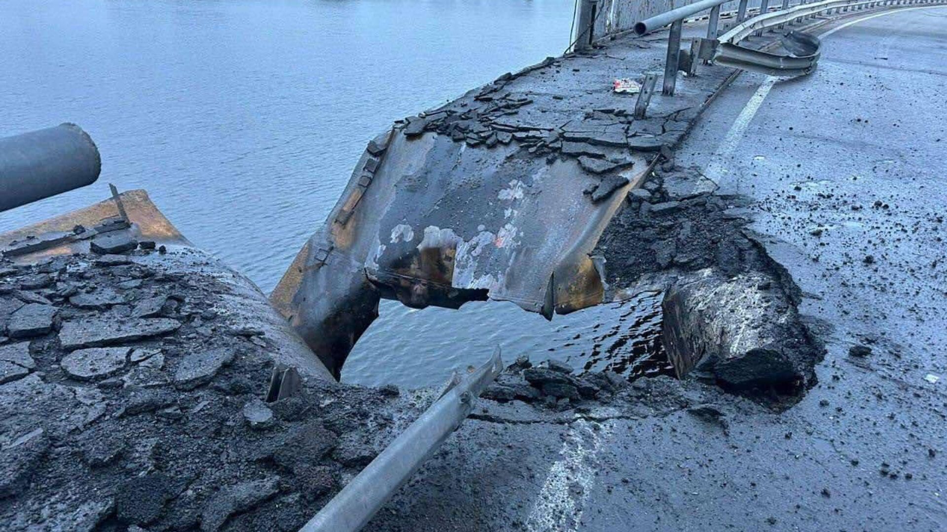 На фото — результат одного из прилётов по ДнепроГЭС в оккупированном Запорожье - РИА Новости, 1920, 23.10.2025