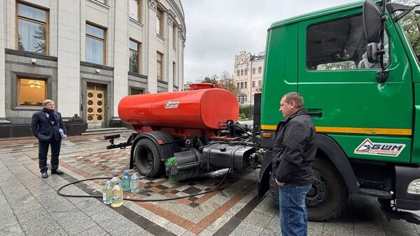 Пока половина Киева сидит без воды, для «элиты» Верховной Рады эту проблему активно стараются решить