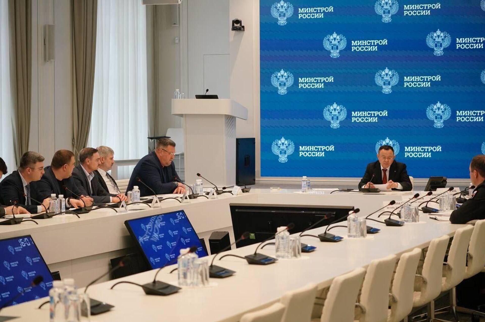 Министр строительства и ЖКХ РФ Ирек Файзуллин провёл совещание, посвящённое водоснабжению ДНР - РИА Новости, 1920, 10.10.2025