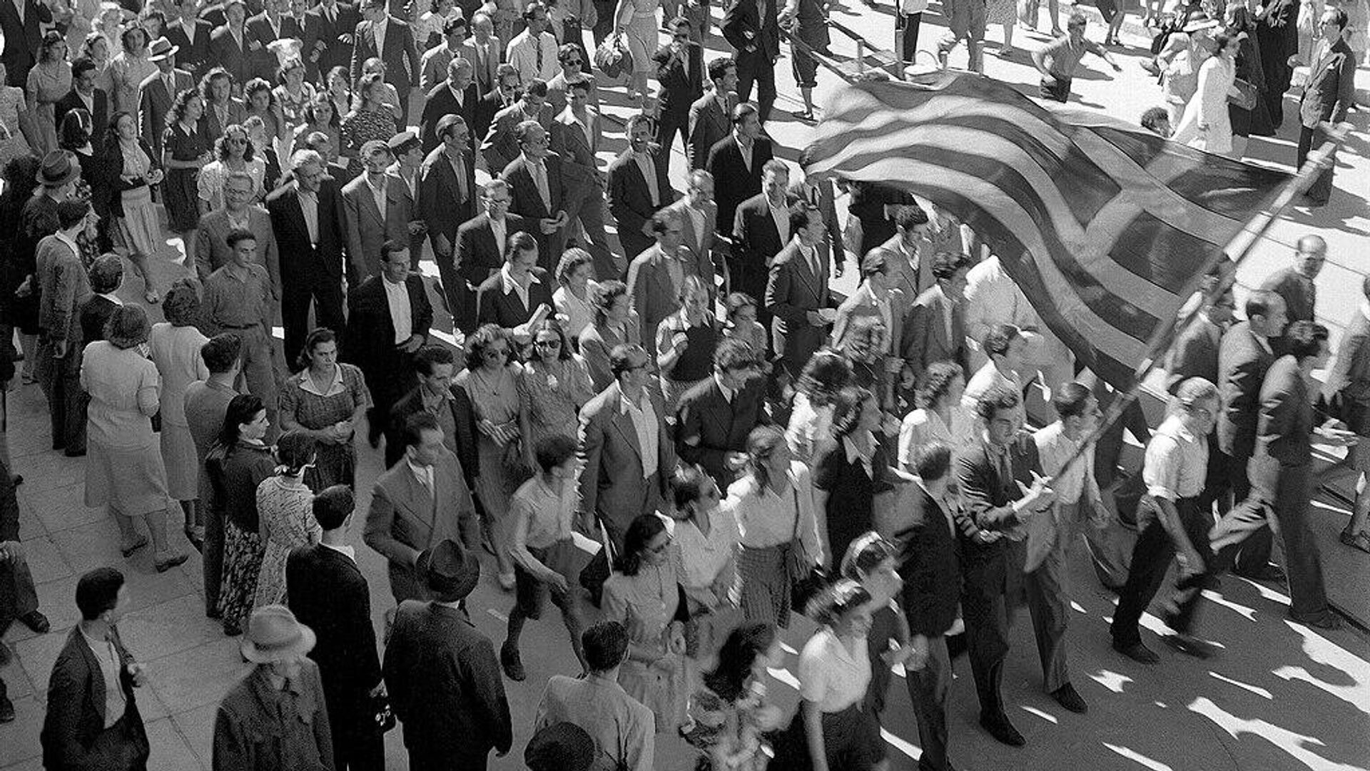 Греки празднуют освобождение страны от немецко-фашистских захватчиков. 1944 года Греки празднуют освобождение страны от немецко-фашистских захватчиков. 1944 года - РИА Новости, 1920, 12.10.2025