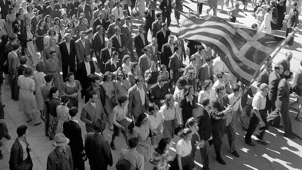 Греки празднуют освобождение страны от немецко-фашистских захватчиков. 1944 года