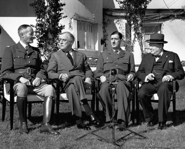 Генерал Анри Жиро, Франклин Делано Рузвельт, Шарль де Голль и Уинстон Черчилль на конференции в Касабланке