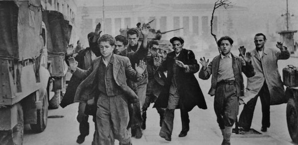 Взятые в плен британскими солдатами бойцы ЭЛАС (Народно-освободительная армия Греции) в Афинах